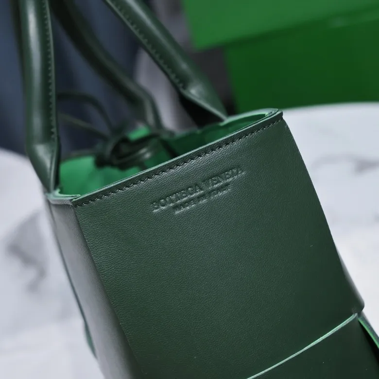 Batch 1760 medium size arco, BottegaVeneta# official website latest sheepskin with inner sheepskin SLIP tote handbag, and the logo has been changed to the side 😍The oversized woven design really makes it a huge gap from ordinary tote bags 🔗🔗Different color combinations inside and outside ⛓Daniel Lee leads the brand's DNA to continue to evolve with fresh inspiration🧬🧬showing a balanced style of luxury and reality👉: 30*20*14 Model: 9893#
